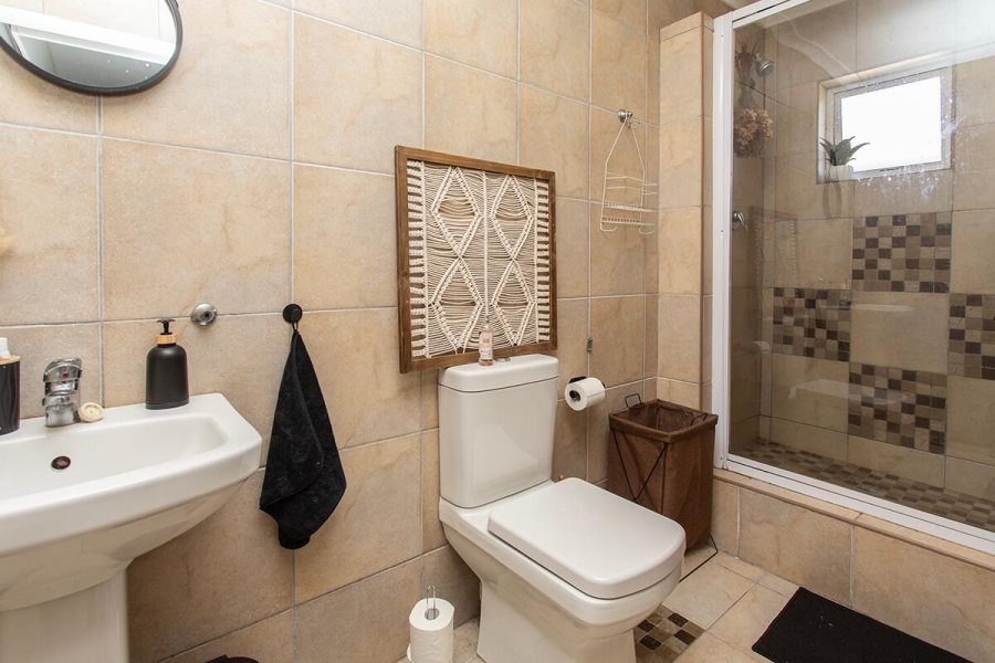 6 Bedroom Property for Sale in Vredekloof Heights Western Cape